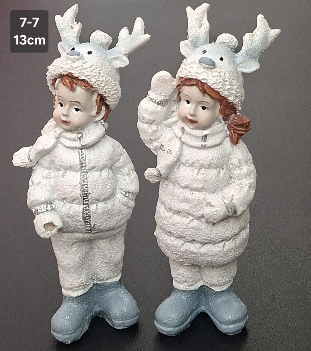 Set 2 Figurine Decorative de Crăciun din Ceramică – Fetiță și Băiețel cu Căciulițe în Formă de Ren, Alb și Bleu - 13cm